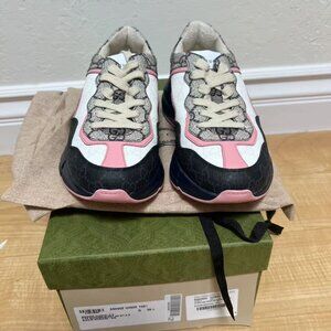 Gucci Wmns Rhyton Sneaker 'Beige Blue Monogram'